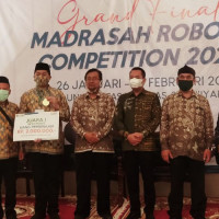 Kabid Penmad Dampingi MTsN 1 Makassar Terima Juara MRC