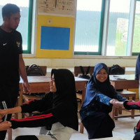Tendik MTs Muhammadiyah Songing Mapel PJOK Adakan Praktek Senam Lantai