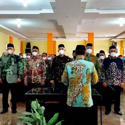 Khaeroni Lantik 8 Pejabat Administrator Lingkup Kanwil Kemenag Sulsel
