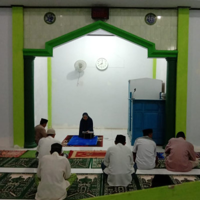 Pendidik MTs Muhammadiyah Songing Lantunkan Ayat Suci Al-Qur’an Sambut Lailatul Qadar