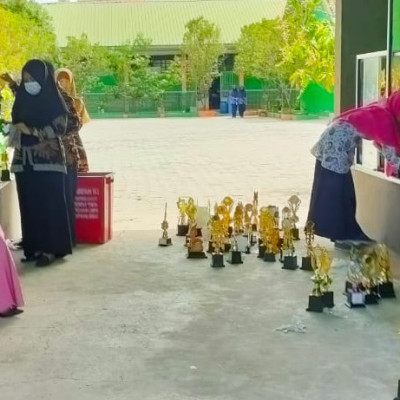 Mengisi Jam Kosong, Guru  MTsN 2 Sidrap Bersihkan Ratusan Piala Prestasi Madrasah