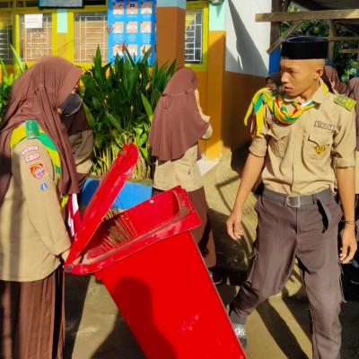Jelang Libur, Osim MA Tengah Lembang Gelar Bakti Sosial Bersihkan Lingkungan Madrasah