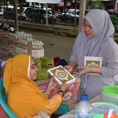 PTT Kemenag Bone Sasar Pasar Palakka Bagi-bagi Al Quran