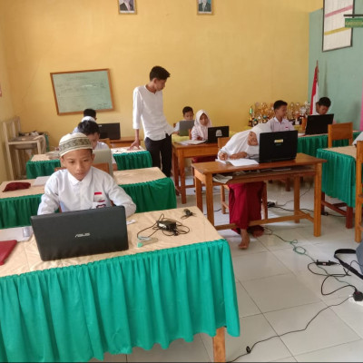 Hari Pertama Pelaksanaan Ujian Akhir Madrasah di MIS Laikang Berjalan Lancar