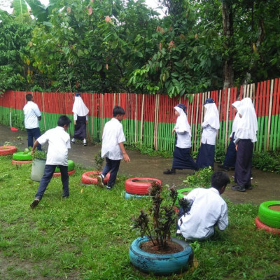 Hari Pertama Masuk Usai Liburan, Siswa MTs Al-Haerat Batukaropa Bersihkan Lingkungan Madrasah