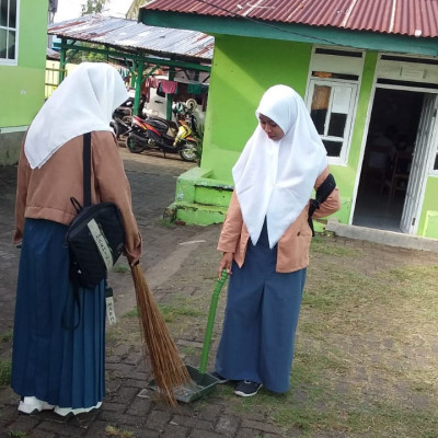 Hari Pertama Masuk Sekolah, MA Darul Ulum Muhammadiyah Jalanjang Gelar Aksi Bersih-Bersih