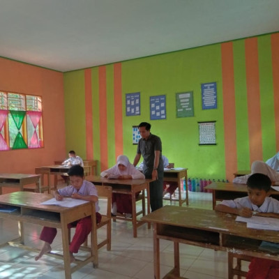 Pelaksanaan Ujian Akhir Madrasah Hari Kedua di MIS Al-Khaerat Tudonro Berjalan Lancar