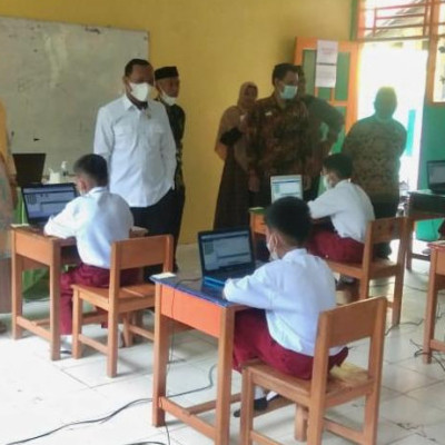 Kakan Kemenag Enrekang Monitoring Ujian 7 Madrasah Lereng Gunung