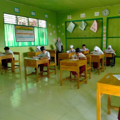 Ujian Madrasah di MIS PP Nurul Falah Berjalan dengan Baik