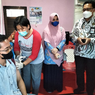 Bersama Tim Dinkes dan Kasi PHU, Kakankemenag Maros Tinjau Langsung Pemberian Vaksin Miningitis bagi Calon Jamaah Haji