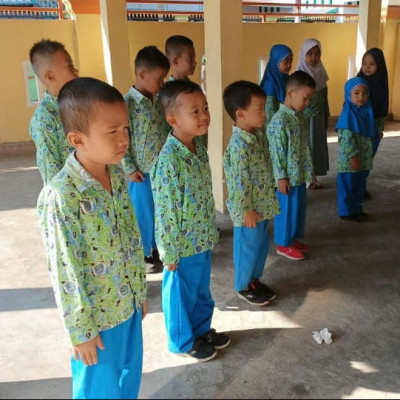 Latih Kedisiplinan Anak Didik RA Sapiri Ajak Anak Didik Berbaris Sebelum Masuk Kelas