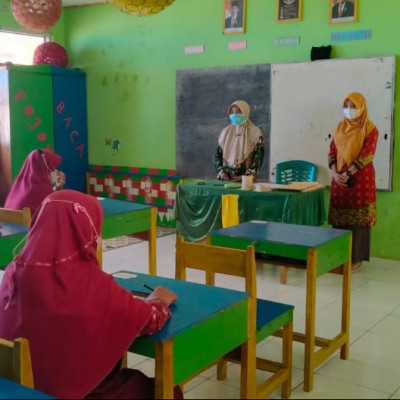 Staf Penmad Pantau Pelaksanaan Ujian Madrasah di MIS Padi
