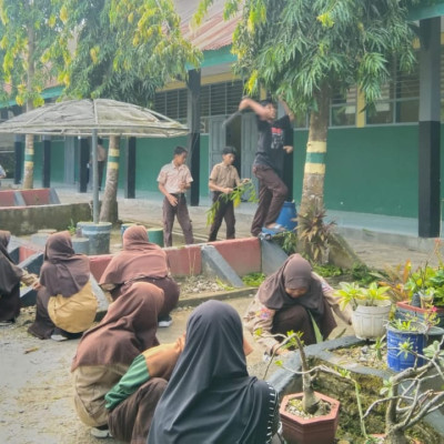 Kepala Madrasah MTs Guppi Possi Tanah Turun langsung Memimpin Jumat Bersih