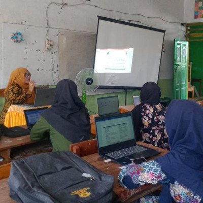 Guru Bahasa Indonesia MTsN 5 Bulukumba Ikuti MGMP Bahas Kisi-kisi Soal PAT Tahun Pelajaran 2021/2022