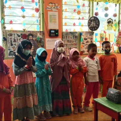 RA Masjid Agung Bulukumba Latih Anak Didik Membaca Janji Anak Didik