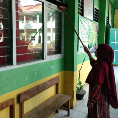 Guru Dan Siswa MTs Muhammadiyah Bulukumba Menjaga Kebersihan Madrasah Sebagai Wujud Cinta Lingkungan