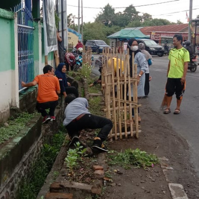 Gotong Royong Warga MTs Muhammadiyah Bulukumba  Bersama Perangkat Lurah Tanah Kongkong Bersihkan Selokan