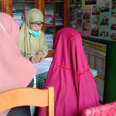 Ketua PPDB Menangani Calon Peserta Didik Baru Di MTs Muhammadiyah Bulukumba