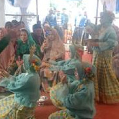 Sanggar tari MTs Nashrul Haq pajalele tampil memukau pada pesta pernikahan
