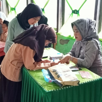 35 Siswa MI AT-Taufik Maralleng Terima Program Indonesia Pintar