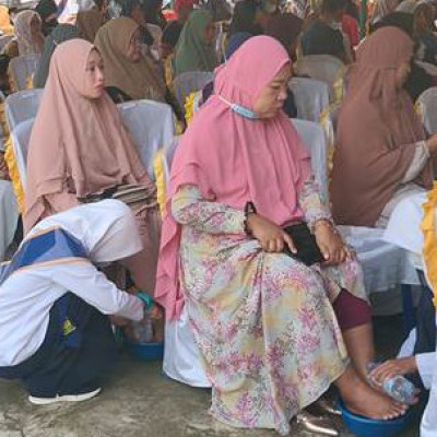 Momen Haru Penamatan dan Perpisahan MTs YMPI Rappang, Alumni Cuci Kaki Orang Tuanya