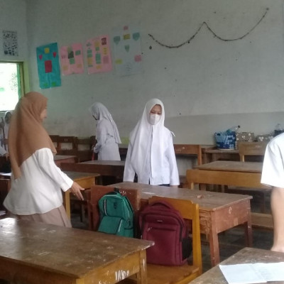 Aksi Bersih-Bersih Ruangan Kelas Menjelang Pelaksanaan PAT MTs Muhammadiyah Bulukumba