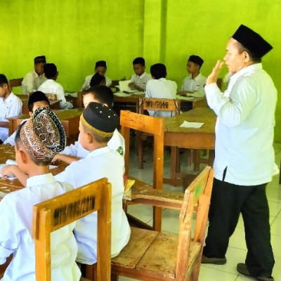 Kamaruddin Lehong, Guru MTs. PP Babul Khaer Kalumeme Motivasi Siswa Lewat Materi Optimis dan Sabar