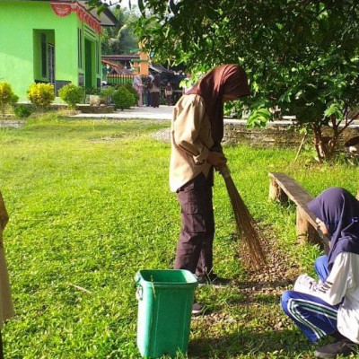Jumat Bersih, Guru SBK MTsN 5 Bulukumba Ajak Siswa Bersihkan Lingkungan Madrasah