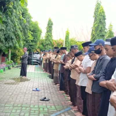 Kamad MTsN 1 Bulukumba Pimpin Sholat Ghaib Untuk Mendiang Putra Sulung Ridwan Kamil Yang Hilang Di Sungai Aare