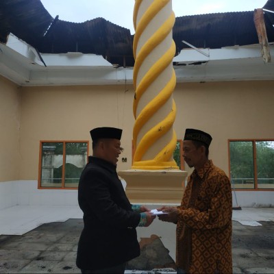Kepala KUA Tellulimpoe Salurkan Bantuan Ke Panitia Masjid Nurul Hidayah Desa Bua