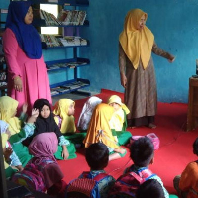 Peringati Hari Kesaktian Pancasila Peserta Didik RA Guppi Temba Nobar di Perpustakaan Desa Kambuno