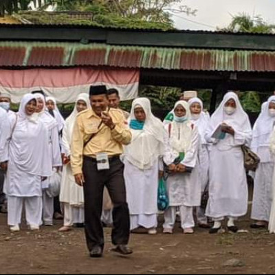 Totalitas H. Muhammad Bimbing JCH Dengan  Simulasi Tata Cara Pelaksanan Haji.