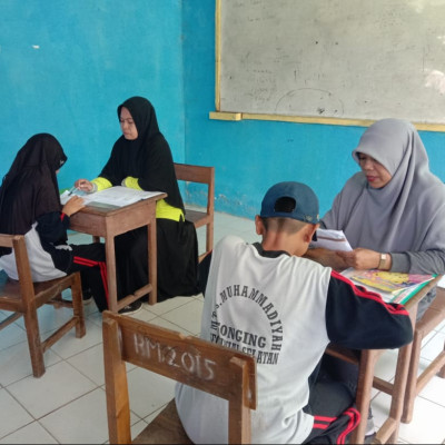 Peserta Didik MTs Muhammadiyah Songing Semangat Ikuti Ujian Praktik Qurdis