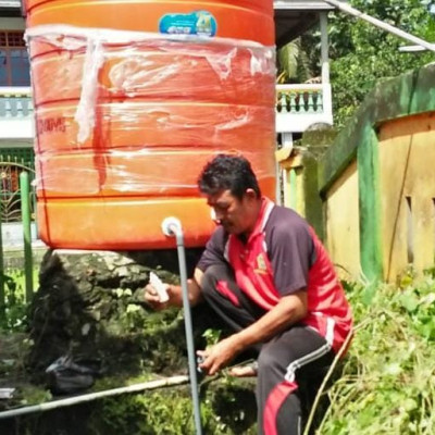 Demi Kelancaran Shalat Berjamaah, Guru MTsN 5 Bulukumba Pasang Tandon Air Kapasitas Besar