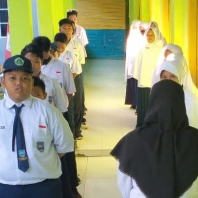 Kamad MTs Muhammadiyah Balangnipa Berikan Arahan Kepada Peserta Ujian PAT