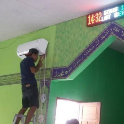Pengurus Masjid Miftahul Ilmi MTsN 5 Bulukumba Pasang Pendingin Udara Atau Air Conditioner (AC)