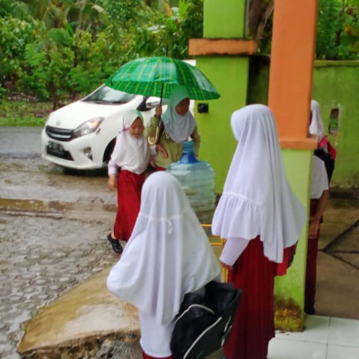 Hujan Deras Tak Menghalangi Siswa-Siswi MIS Karama Bersekolah
