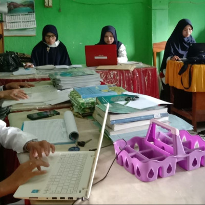 Guru MTs Muhammadiyah Bulukumba Disibukkan dengan Pemeriksaan Hasil Ujian PAT 
