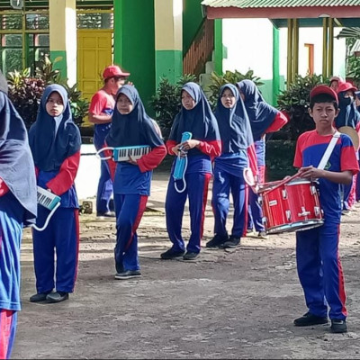 Drumband Sanggar Seni Madrasah Iringi Kontingen Porseni MTsN 2 Bulukumba