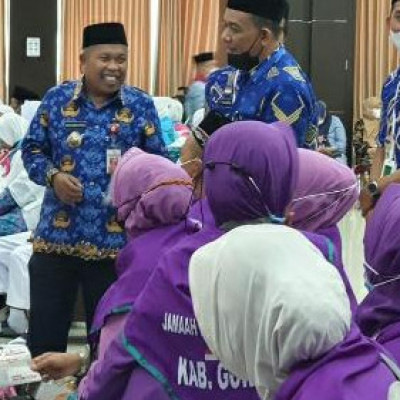 Sekda bersama Kakankemenag Gowa Sapa Jemaah di Asrama Haji Sudiang