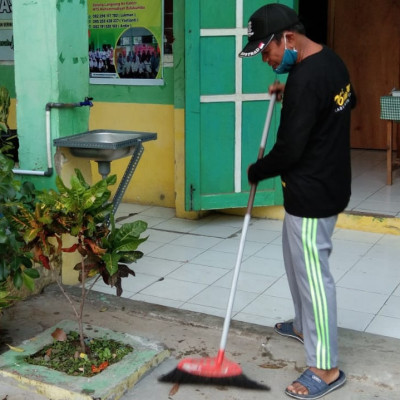 Semangat Petugas Kebersihan MTs Muhammadiyah Bulukumba Pada Pagi Hari