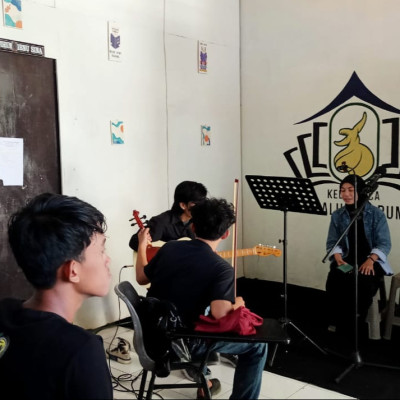 Kolaborasi Musik Mahasiswa Peternakan UMB dengan Siswa  MTs Guppi Possi Tanah