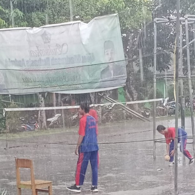 Hujan Tidak Menyurutkan Semangat Pertandingan Sepak Takrow di MTsN 2 Bulukumba
