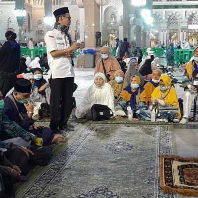 Jemaah Haji Kloter 01 Embarkasi Makassar Ikuti Bimbingan Manasik Haji di Area Masjid Nabawi