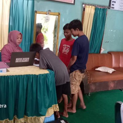 Budayakan Antri, Pengambilan SKL Pesdik Kelas IX MTs Muhammadiyah Kajang Berjalan Tertib