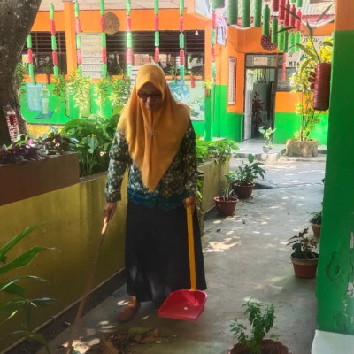 Upaya Ciptakan Lingkungan Madrasah Bebas Sampah, Guru MIN 1 Bulukumba Tingkatkan Kepedulian
