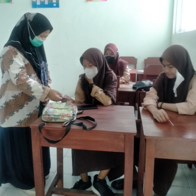 PKM Lasepang Distribusi Tablet Tambah Darah untuk Remaja Putri MAS Nahdlatut Thawalib Tompong Kabupaten Bantaeng 