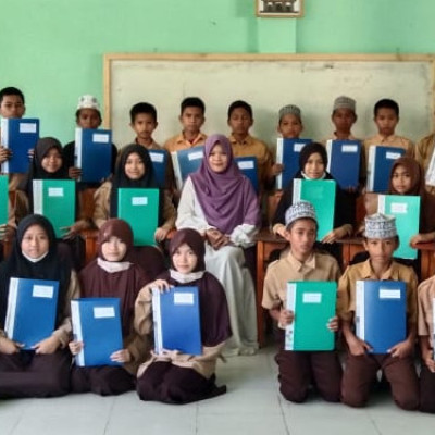 Siswa Madrasah Tsanawiyah Muhammadiyah Masamba Sangat Bahagia dengan nilai Rapornya.