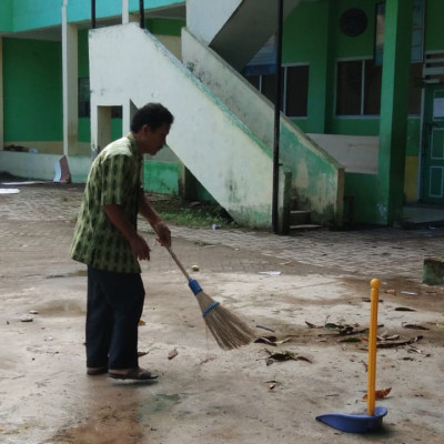 Patut Dicontoh Kamad MTs Muhammadiyah Bulukumba Bersihkan Halaman Madrasah