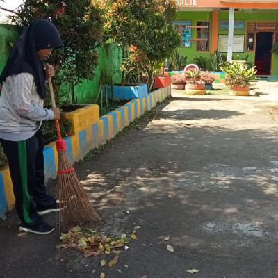 Siswa Siswi MTs Guppi Mattirowalie, Wujudkan Cinta Madrasah Dengan Menjaga Kebersihan